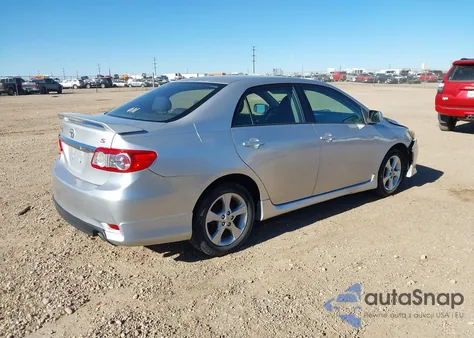 2011 Toyota Corolla S z USA, uszkodzony, nr VIN 2T1BU4EEXBC699073